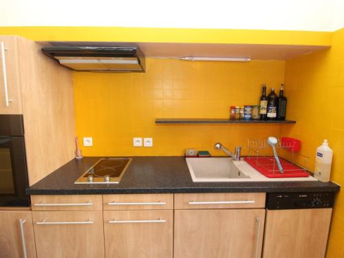 Photo de la galerie de l'établissement Port-Vendres : T3 lumineux avec WiFi près du port, idéal pour 4 personnes - FR-1-309-325, à Port-Vendres