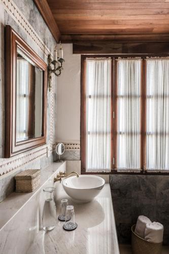 a bathroom with a sink and a bowl on a counter at Hotel La Casa de las Sirenas in Tlacotalpan