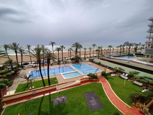Apartamento primera linea con piscina y parking.