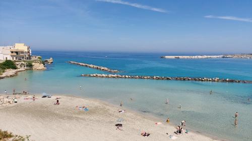 een groep mensen op een strand in het water bij Otranto casavacanza Elena in Otranto