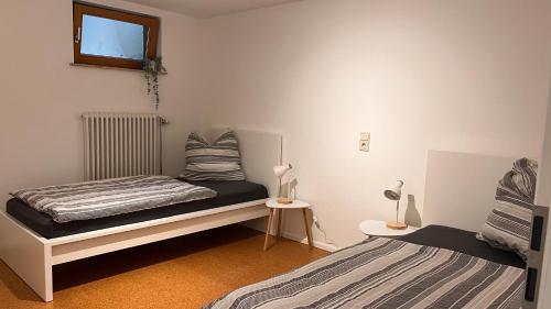 um quarto com 2 camas individuais e uma janela em Apartment near Europa-Park & Black Forest em Kappel-Grafenhausen