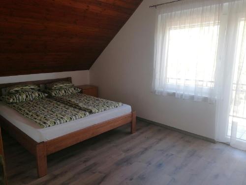 A bed or beds in a room at 7 férőhelyes ház Balatonfenyvesen a tótól 15 m-re saját stéggel és csónakkal