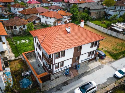 Bangunan di mana terletaknya rumah tamu ini