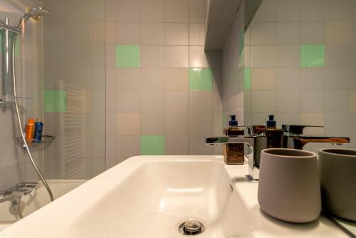 une salle de bain avec une baignoire blanche et un lavabo dans l'établissement 