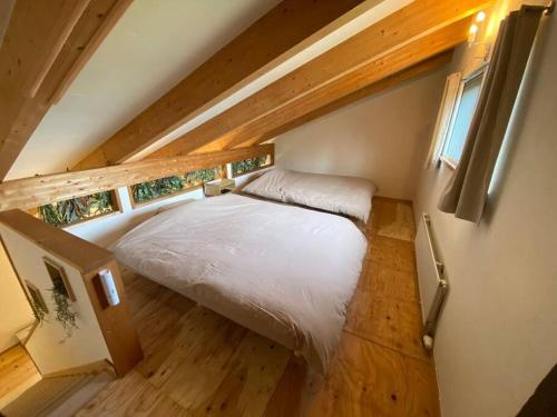 Dormitorio pequeño con cama en el ático en FamB en Nakafurano