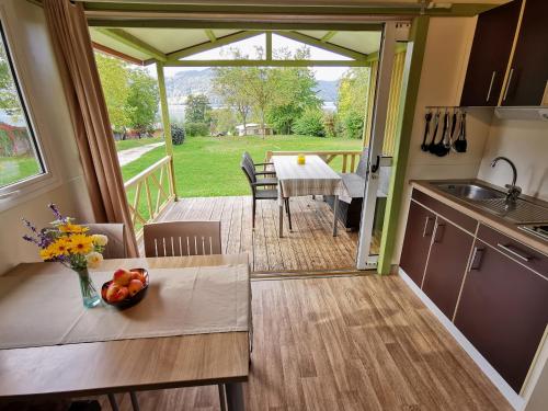Kuchyň nebo kuchyňský kout v ubytování Camping Neubauer - Mobilheime