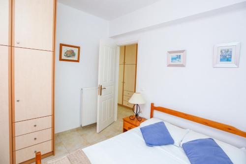 Una cama o camas en una habitación de Skiathos Seaview Villa with Pool