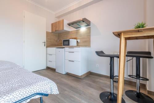 a small room with a bed and a kitchen at Studio avec vue montagnes in Trévignin
