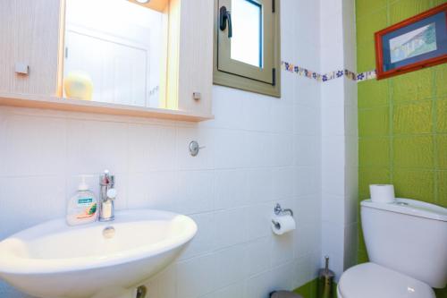 Un baño de Skiathos Seaview Villa with Pool