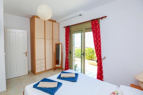 เตียงในห้องที่ Skiathos Seaview Villa with Pool