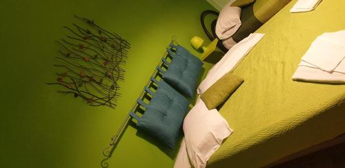 ein Schlafzimmer mit einem Bett mit einer grünen Wand in der Unterkunft Oasi B&B in Benevento