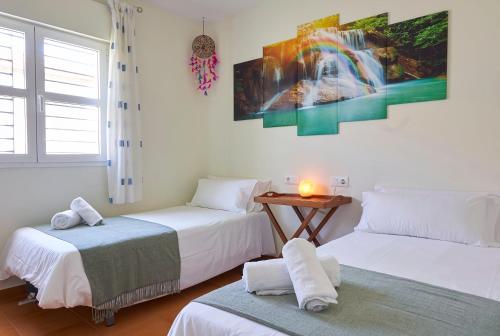 - une chambre avec 2 lits et une table avec des serviettes dans l'établissement Relax, Family, Telecommuting & Private Pool By Mellow, à Vélez-Málaga