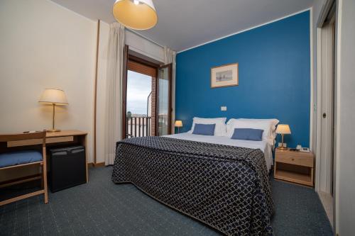En eller flere senger på et rom på Hotel La Vela