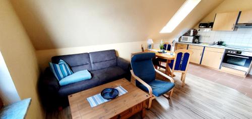 a small living room with a couch and a table at Caroline & Maurice in Ostseebad Koserow