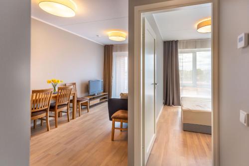 ein Wohnzimmer und ein Esszimmer mit einem Esstisch in der Unterkunft Siili Apartment-free parking in Tartu