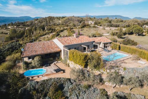 an aerial view of a house with a swimming pool at LE PETIT CHENE in Apt