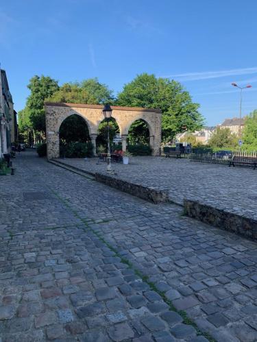 une route en pierre avec un pont en pierre dans une ville dans l'établissement Plantagenet -Le Vieux Mans - Hyper centre, au Mans