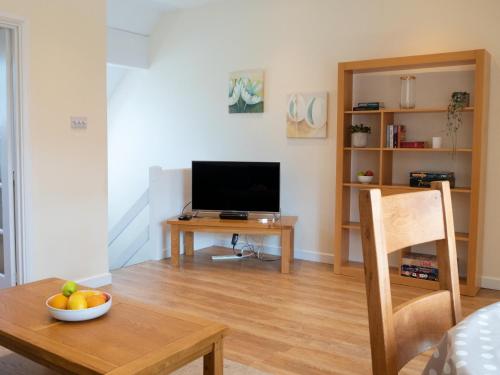 Μια τηλεόραση ή/και κέντρο ψυχαγωγίας στο Ellingham Apartments, Bordeaux Harbour, Guernsey