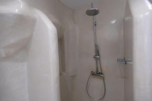 Koupelna v ubytování Anemos Cave Suites