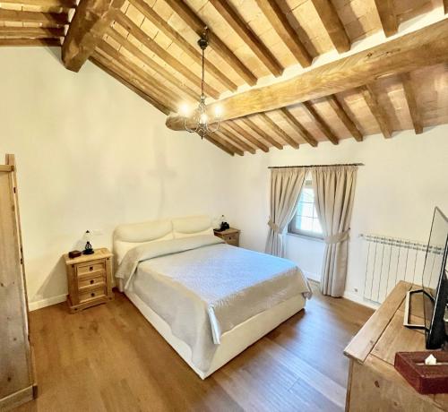 A bed or beds in a room at Villa Podere Del Grasso