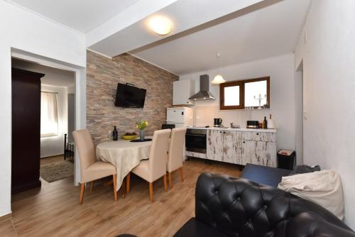 Η κουζίνα ή μικρή κουζίνα στο Loro House & Jacuzzi