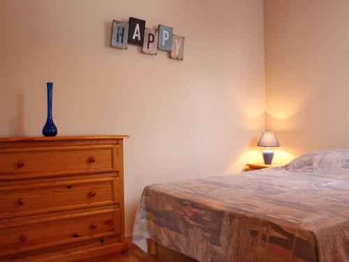 een slaapkamer met een bed en een dressoir. bij Appart 2 pièces proche plage Dolus-d'Oléron - FR-1-246A-1 in Dolus d'Oléron