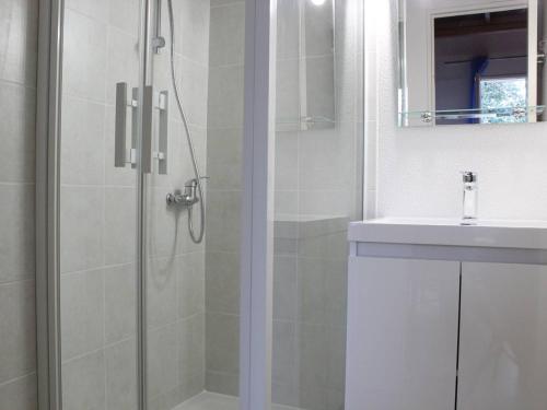 een badkamer met een douche en een wastafel bij Appart 2 pièces proche plage Dolus-d'Oléron - FR-1-246A-1 in Dolus d'Oléron