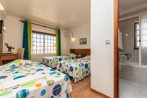 阿爾圖拉的住宿－Hotel Azul Praia，酒店客房带两张床和一间浴室