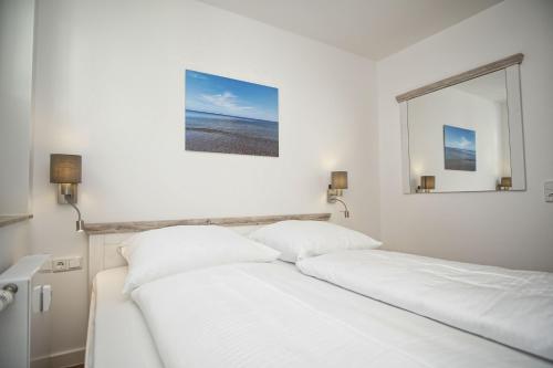 Postel nebo postele na pokoji v ubytování Terrasse, gratis Nutzung vom AHOI Erlebnisbad und Sauna in Sellin - Villa Karola FeWo 02