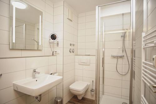 Koupelna v ubytování Terrasse, gratis Nutzung vom AHOI Erlebnisbad und Sauna in Sellin - Villa Karola FeWo 02