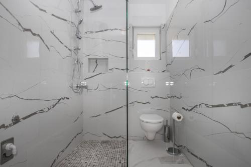 Ένα μπάνιο στο Apartments BlueView