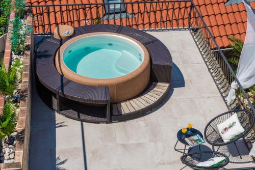 patio con vista sull'alto di una vasca idromassaggio. di Villa Lizza a Cavtat
