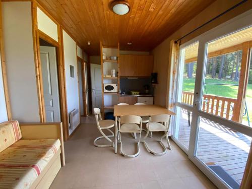Fotografia z galérie ubytovania Chalets au bord de l’eau v destinácii Lapte