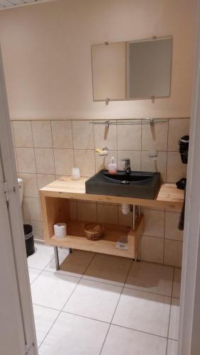 La salle de bains est pourvue d'un lavabo et d'un miroir. dans l'établissement Chez Madgi et Jean-Mi, à Froncles