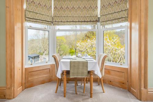 uma sala de jantar com uma mesa e uma janela em LLys Aeron Guest House em Aberaeron