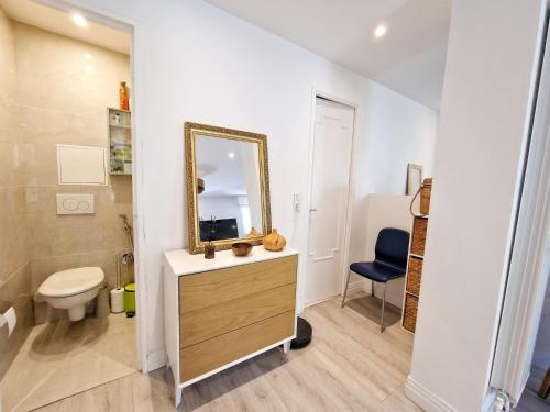 Un baño con lavabo, espejo e inodoro. en Cannes Appartement Palais Festivals, en Cannes