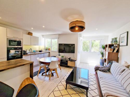 un salon avec un canapé et une table dans l'établissement Cannes Appartement Palais Festivals, à Cannes