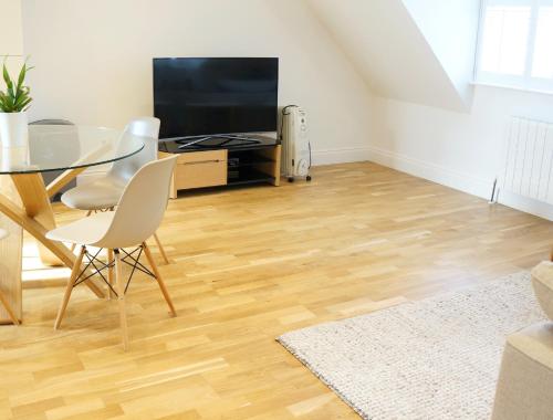 Μια τηλεόραση ή/και κέντρο ψυχαγωγίας στο Ellingham Apartments, Bordeaux Harbour, Guernsey
