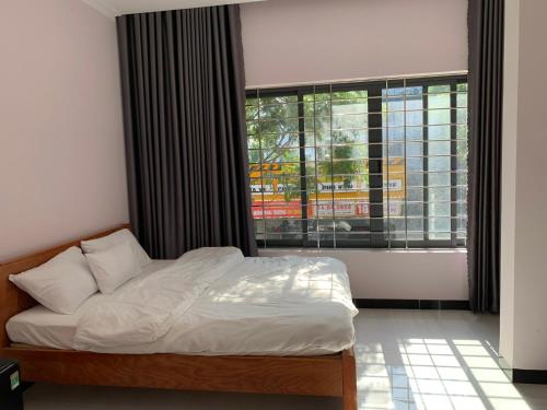 Ένα ή περισσότερα κρεβάτια σε δωμάτιο στο Khách Sạn Anh Đào