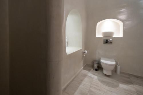 Koupelna v ubytování Anemos Cave Suites