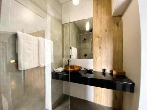 La salle de bains est pourvue d'un lavabo et d'un miroir. dans l'établissement Stay On Main Plett - Contemporary 2-Bedroom Apartment, à Plettenberg Bay