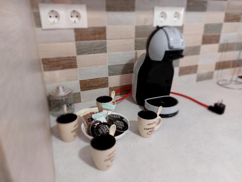 un gruppo di tazze di caffè seduti su un bancone di Stamatis Corfu Apartment 2 a Ipsos