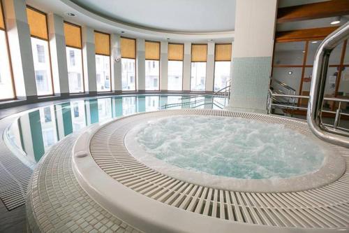 Bazén v ubytovaní Apartamenty & Spa Stara Polana alebo v jeho blízkosti