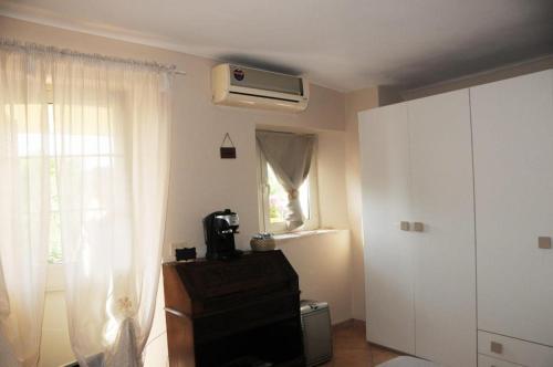 a living room with a microwave and a window at La Marinella in Tonfano