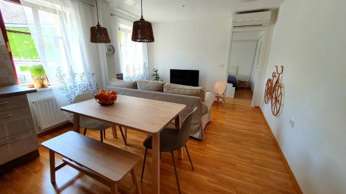 - un salon avec une table et un canapé dans l'établissement Apartma Bovec Center, à Bovec
