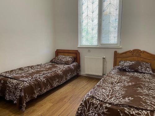 um quarto com duas camas e uma janela em Cozy Apartment With The Best Patio and Swimming pool em Yerevan