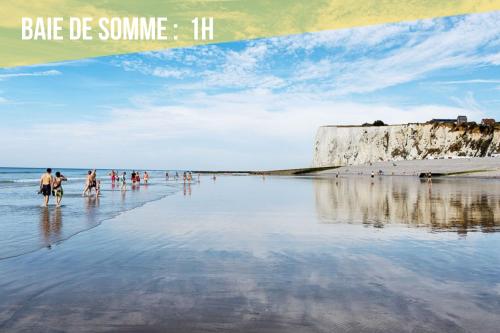 a group of people walking on the beach at LES PERLES AMIÉNOISES ☆ WHITE PEARL ☆ HYPER CENTRE ☆ in Amiens