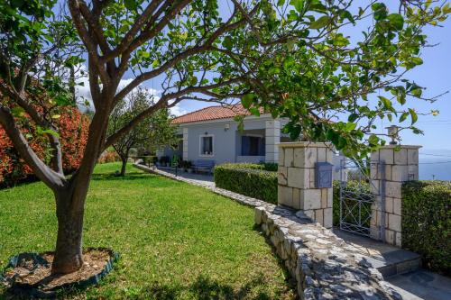 Villa Artemis - Luxury Home over Lourdas bay