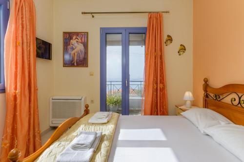 Ένα ή περισσότερα κρεβάτια σε δωμάτιο στο Villa Artemis - Luxury Home over Lourdas bay