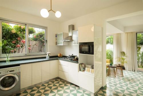 El Tesoro 2BHK Elegant Apartments in Siolim with Pool- 10 mins Drive to Assagaoにあるキッチンまたは簡易キッチン
